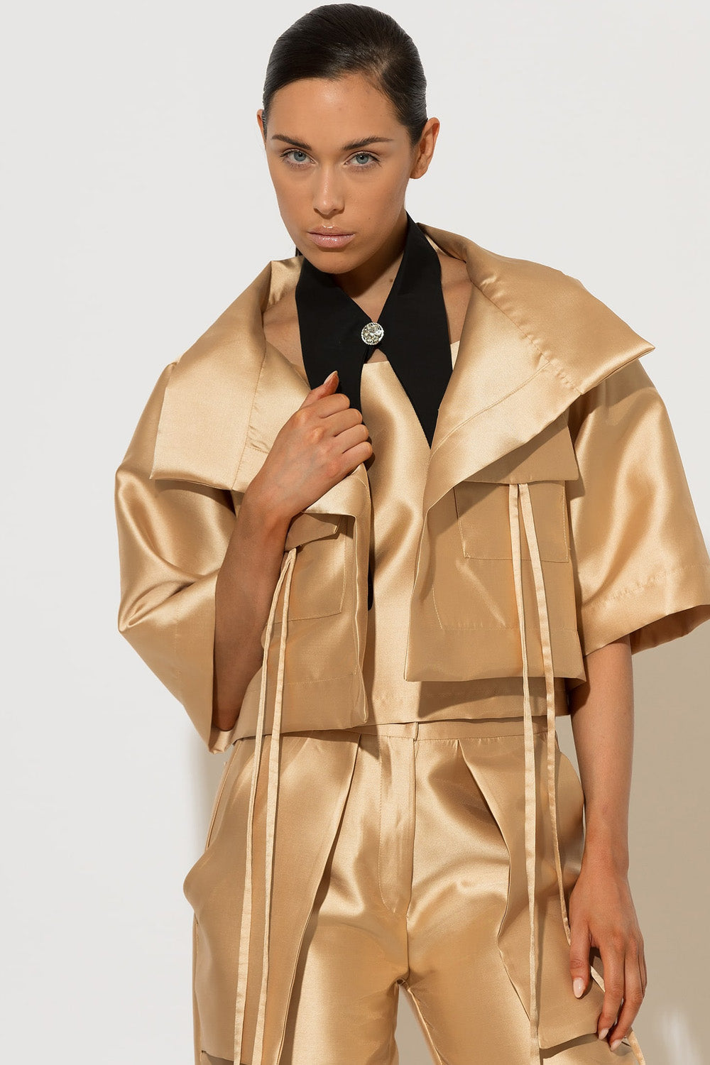 Γυναικείο χρυσό μπολερό σακάκι από ταφτά με oversized γιακά και cropped γραμμή