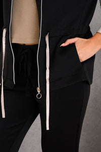 Ζακέτα DERPOULI με κουκούλα, τσέπες και κορδόνι στη μέση – Μαύρη