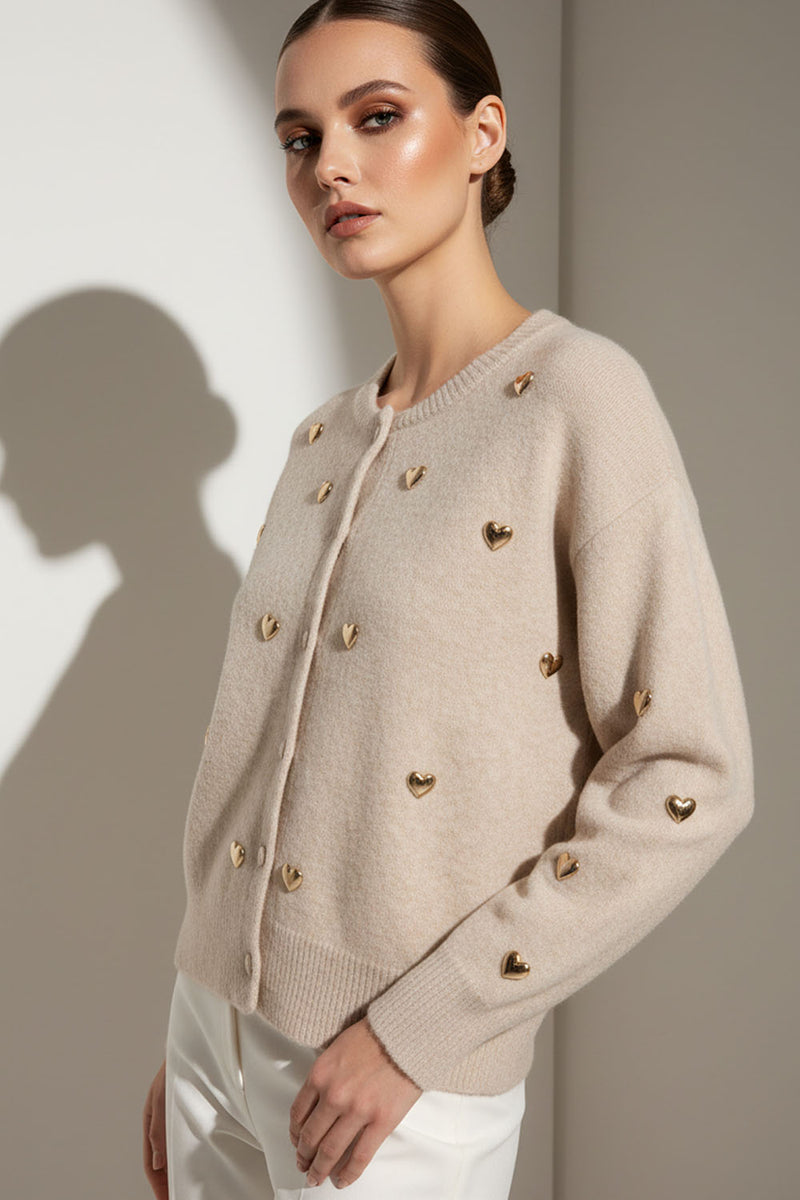 Εκρού ζακέτα με χρυσές καρδιές σε χαλαρή γραμμή, μακρυμάνικη, παρουσιάζεται σε μοντέλο στούντιο.