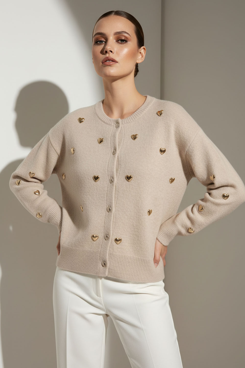 Εκρού ζακέτα με χρυσές καρδιές σε χαλαρή γραμμή, μακρυμάνικη, παρουσιάζεται σε μοντέλο στούντιο.