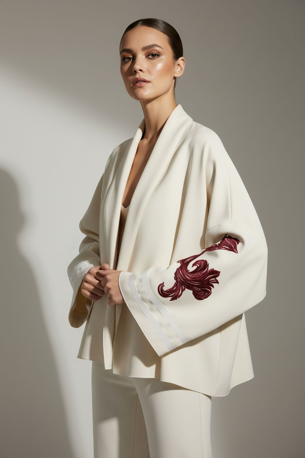 Εκρού ζακέτα iRous με φαρδιά μανίκια και μπορντό κέντημα – Ellisargi Boutique