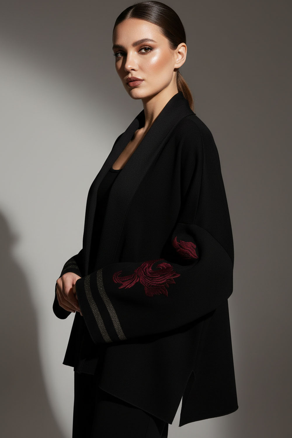 Μαύρη ζακέτα iRous με φαρδιά μανίκια, μπορντό κέντημα και μεταλλικές ρίγες – Ellisargi Boutique