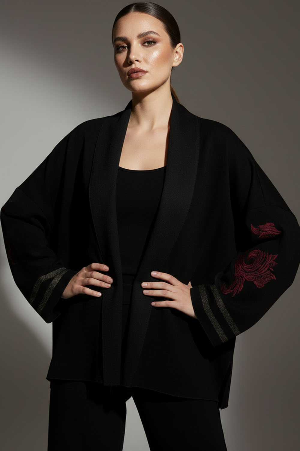 Μαύρη ζακέτα iRous με φαρδιά μανίκια, μπορντό κέντημα και μεταλλικές ρίγες – Ellisargi Boutique