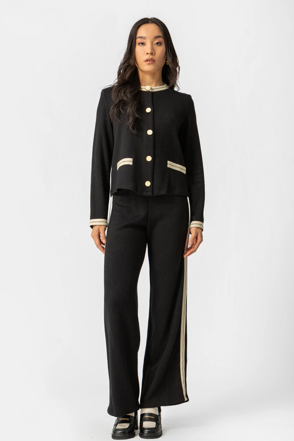 Μαύρη πλεκτή ζακέτα Jacky με εκρού ρέλι και χρυσά κουμπιά