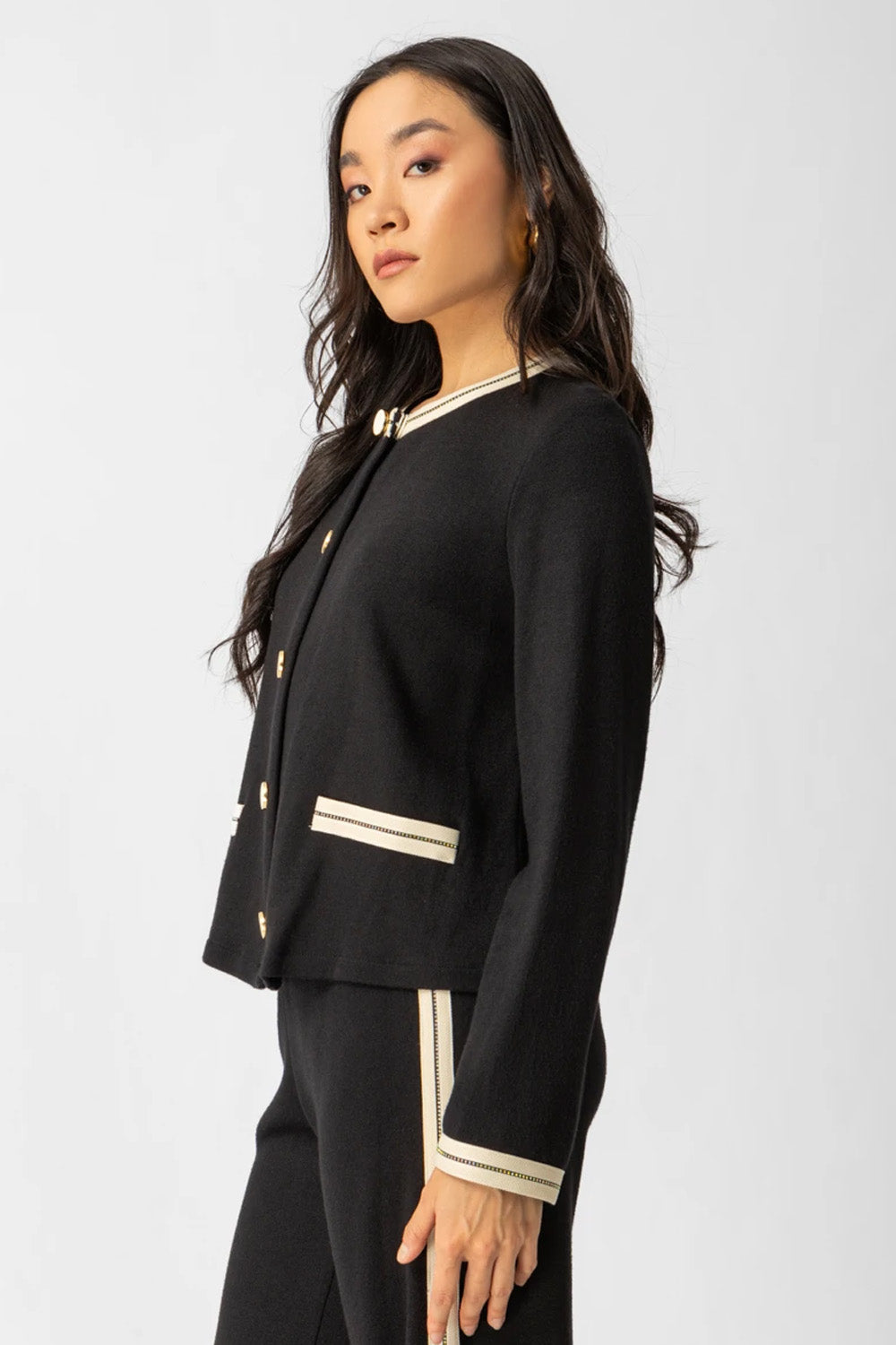 Μαύρη πλεκτή ζακέτα Jacky με εκρού ρέλι και χρυσά κουμπιά