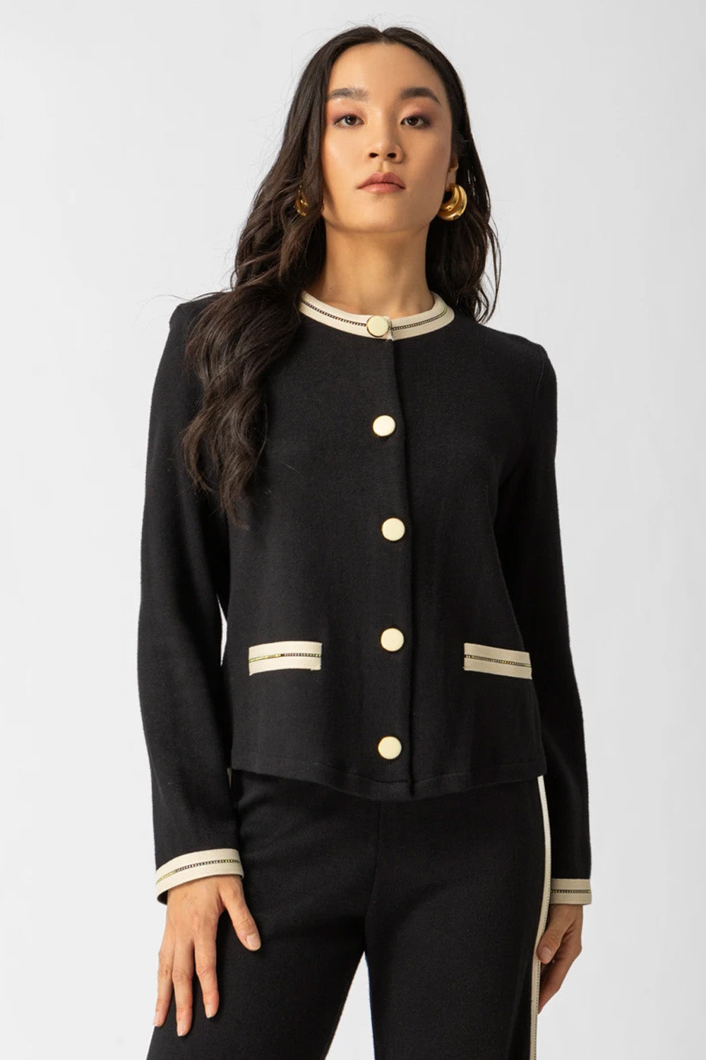 Μαύρη πλεκτή ζακέτα Jacky με εκρού ρέλι και χρυσά κουμπιά