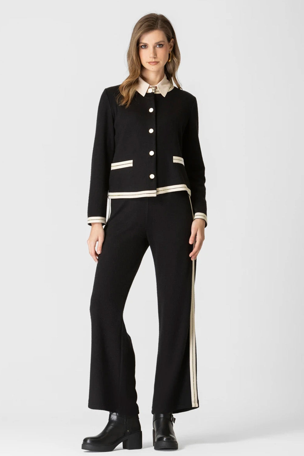 Μαύρη πλεκτή ζακέτα Jacky με εκρού ρέλι και χρυσά κουμπιά